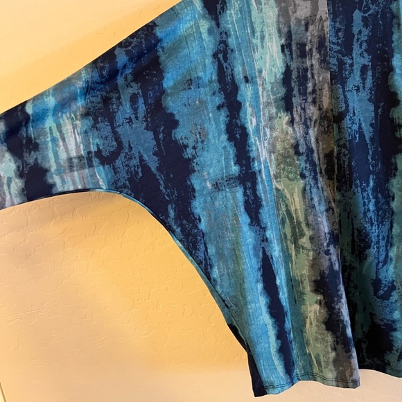 LuLaRoe Teal Print Dolman Sleeve Top - Picture 5 of 13